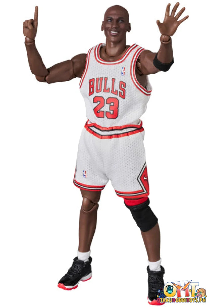 Medicom Toys Mafex Michael Jordan (Chicago Bulls Home) Articulated Figure