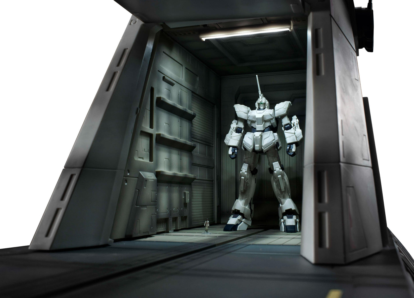 Megahouse Realistic Model Series: MOBILE SUIT GUNDAM UNICORN (1/144 HG series) Nahel Argama catapult deck (UC ver.)