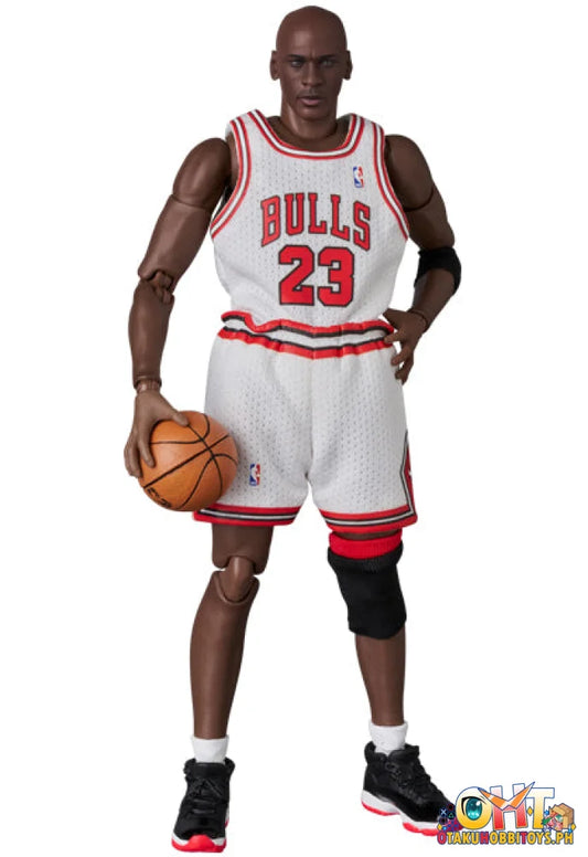 Medicom Toys Mafex Michael Jordan (Chicago Bulls Home) Articulated Figure